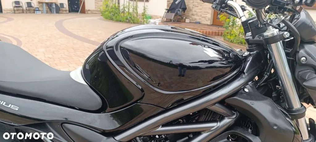 Suzuki GSR - 27