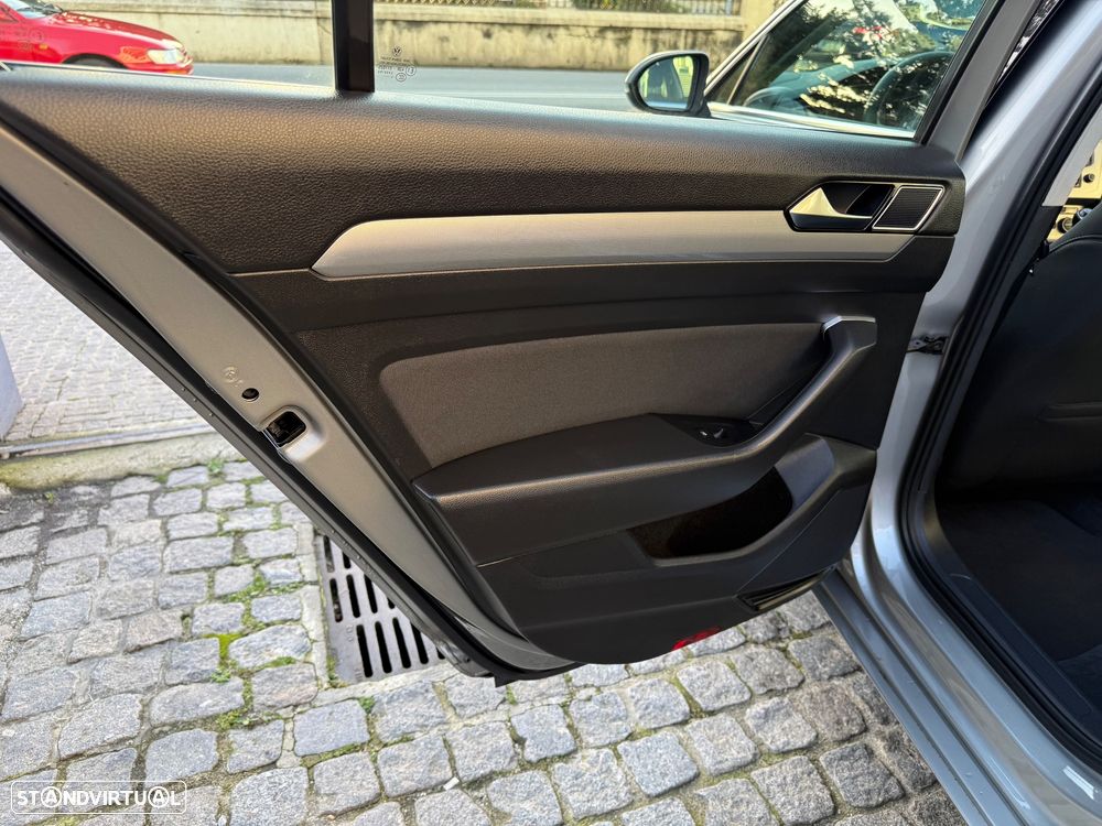 VW Passat 1.6 TDI Highline - 43