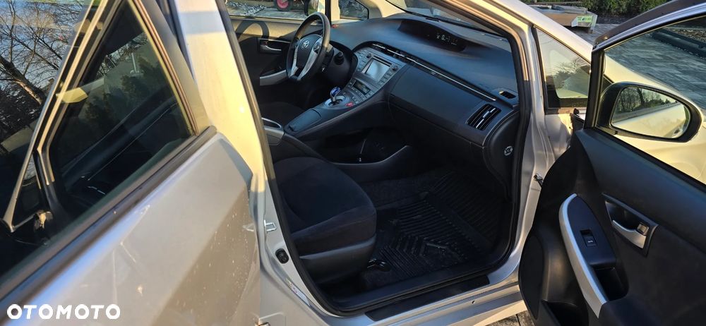 Toyota Prius (Hybrid) - 11