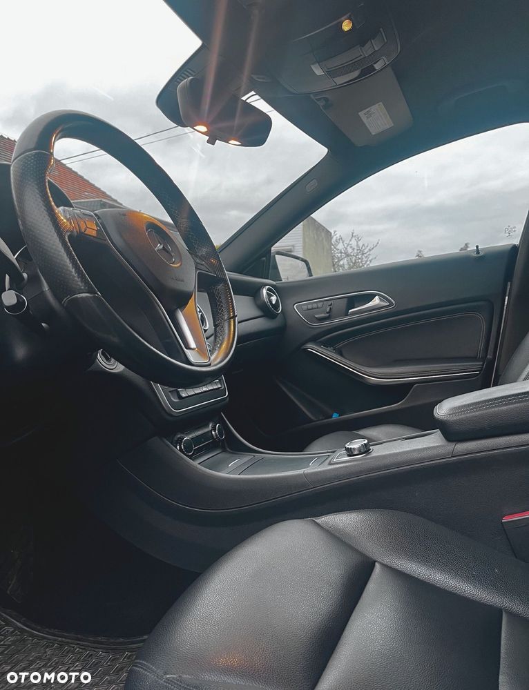 Mercedes-Benz CLA 250 4Matic 7G-DCT - 11