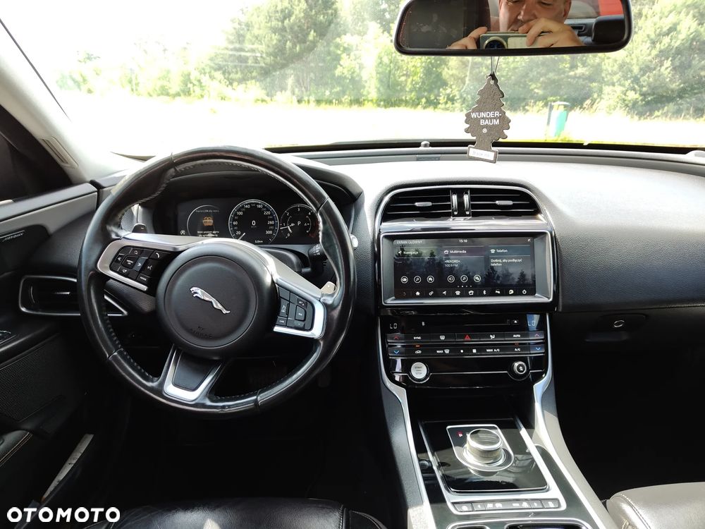 Jaguar XE 2.0 D AWD Portfolio - 6
