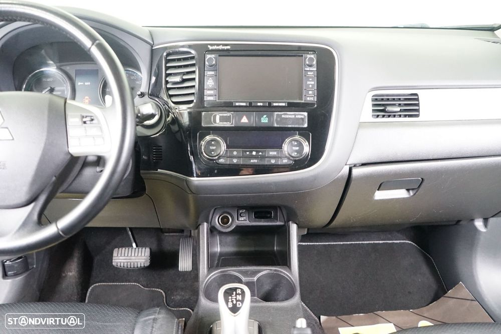 Mitsubishi Outlander 2.0 4WD Plus - 30