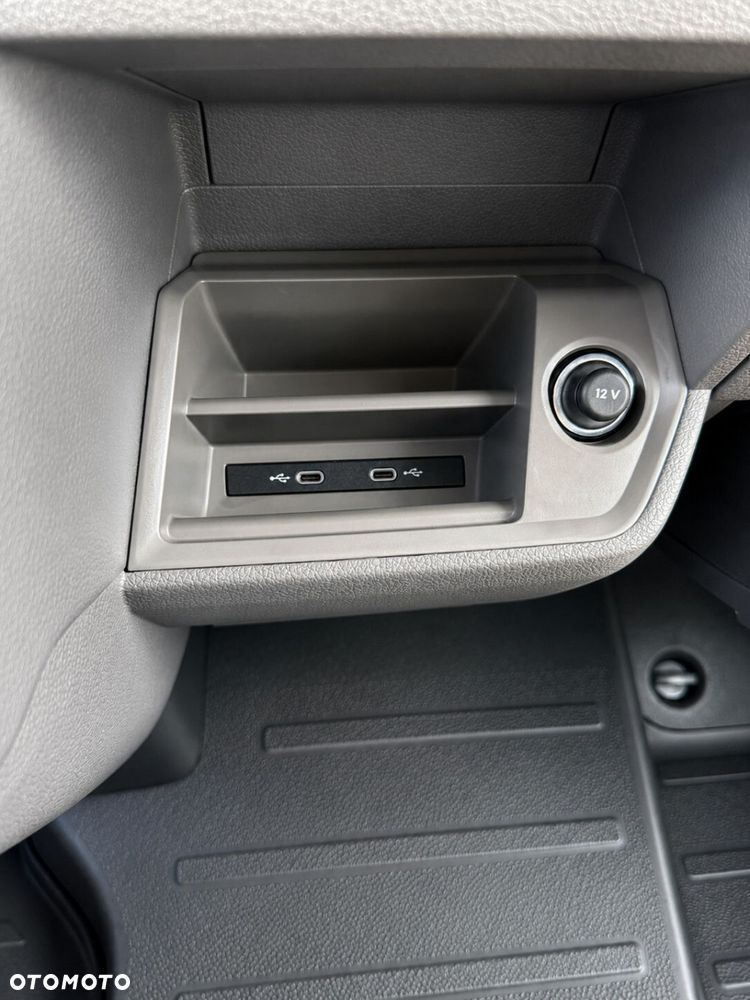 Volkswagen Crafter 35 Furgon z wysokim dachem silnik: 2,0 l EU6 SCR 177 KM / skrzynia biegów: Przedni napęd manualna 6-biegowa rozstaw osi: 4490 mm - 11