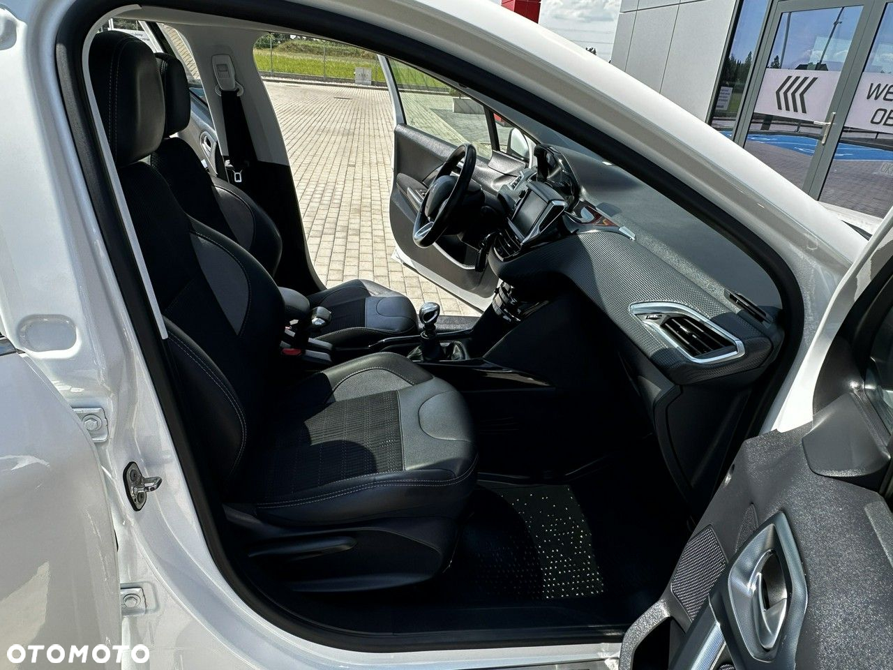 Peugeot 2008 1.2 Pure Tech Allure S&S - 13
