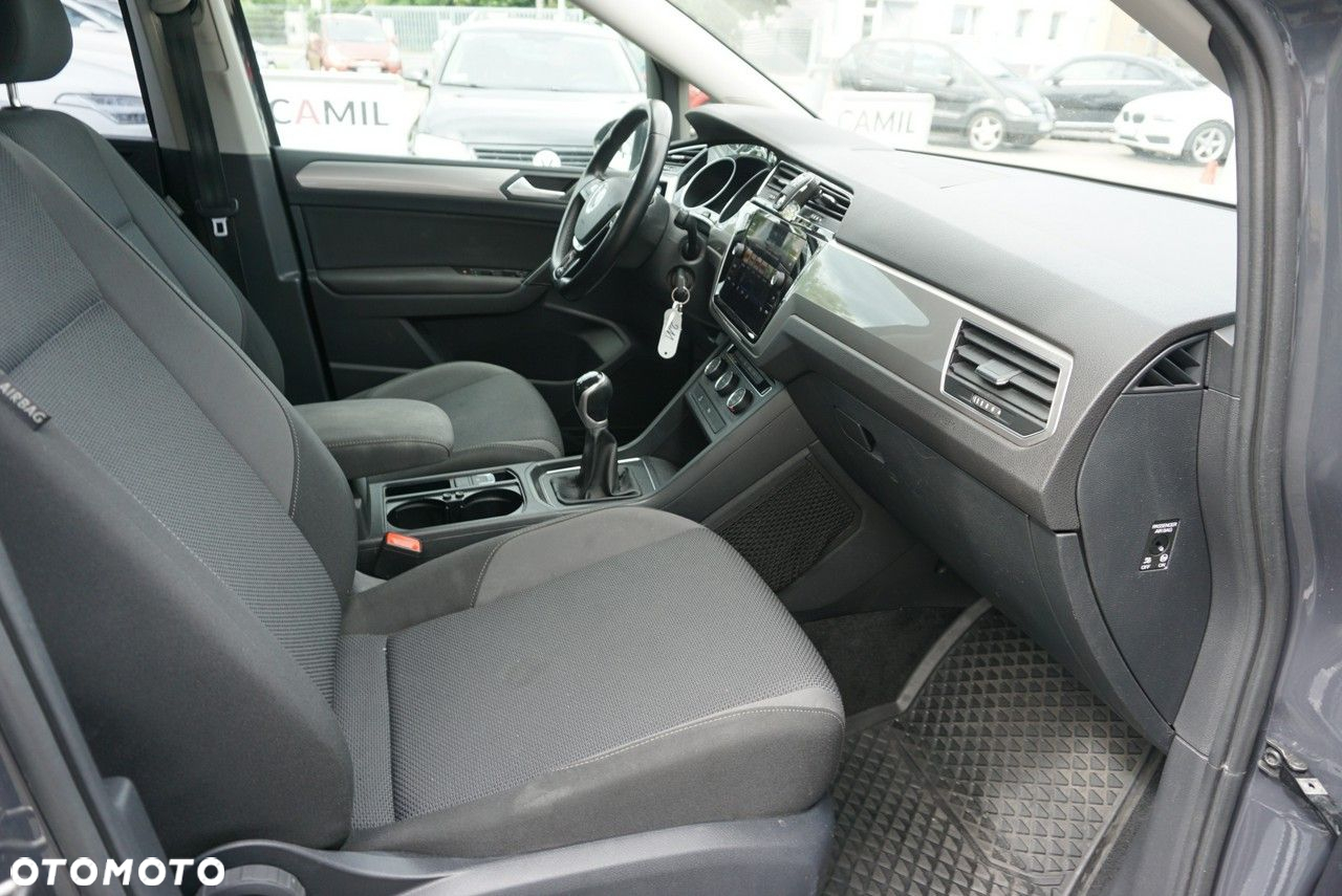 Volkswagen Touran - 19
