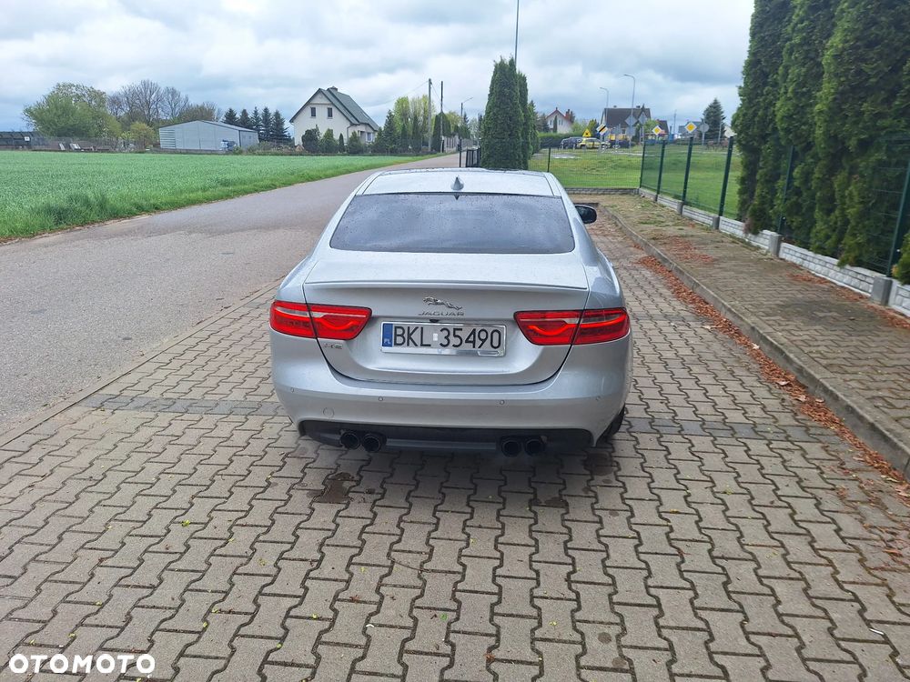 Jaguar XE 2.0 T Portfolio - 6