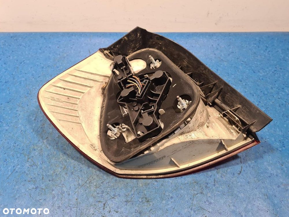 BMW 118 E87 LAMPA TYŁ PRAWA ZEWNĘTRZNA - 12