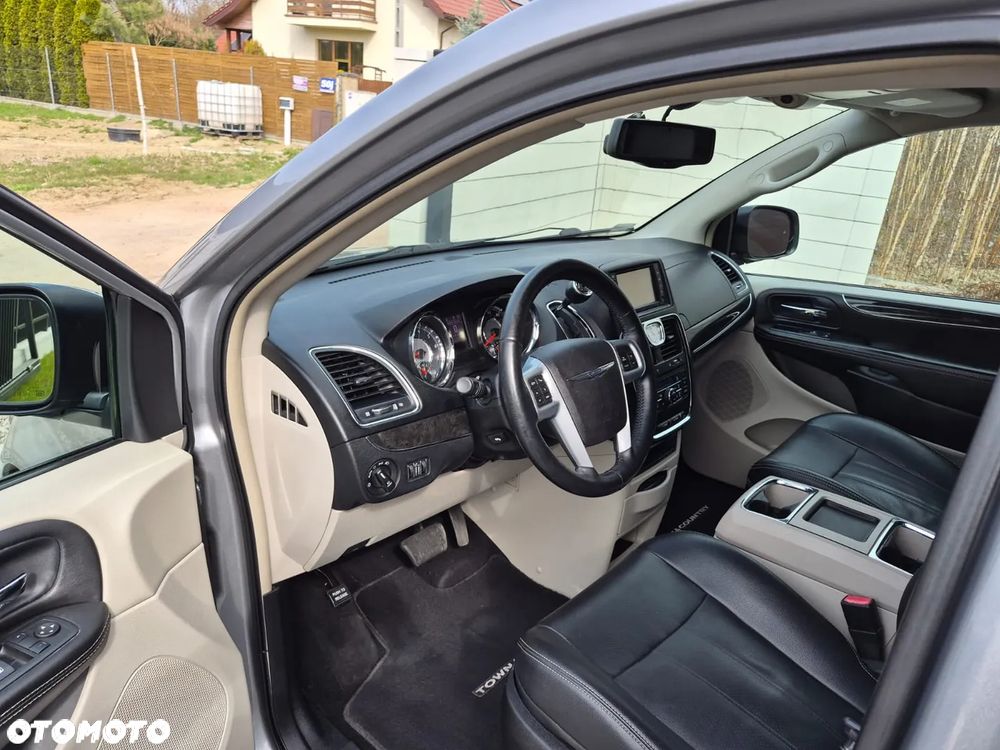 Chrysler Town & Country 3.6 Limited - 8