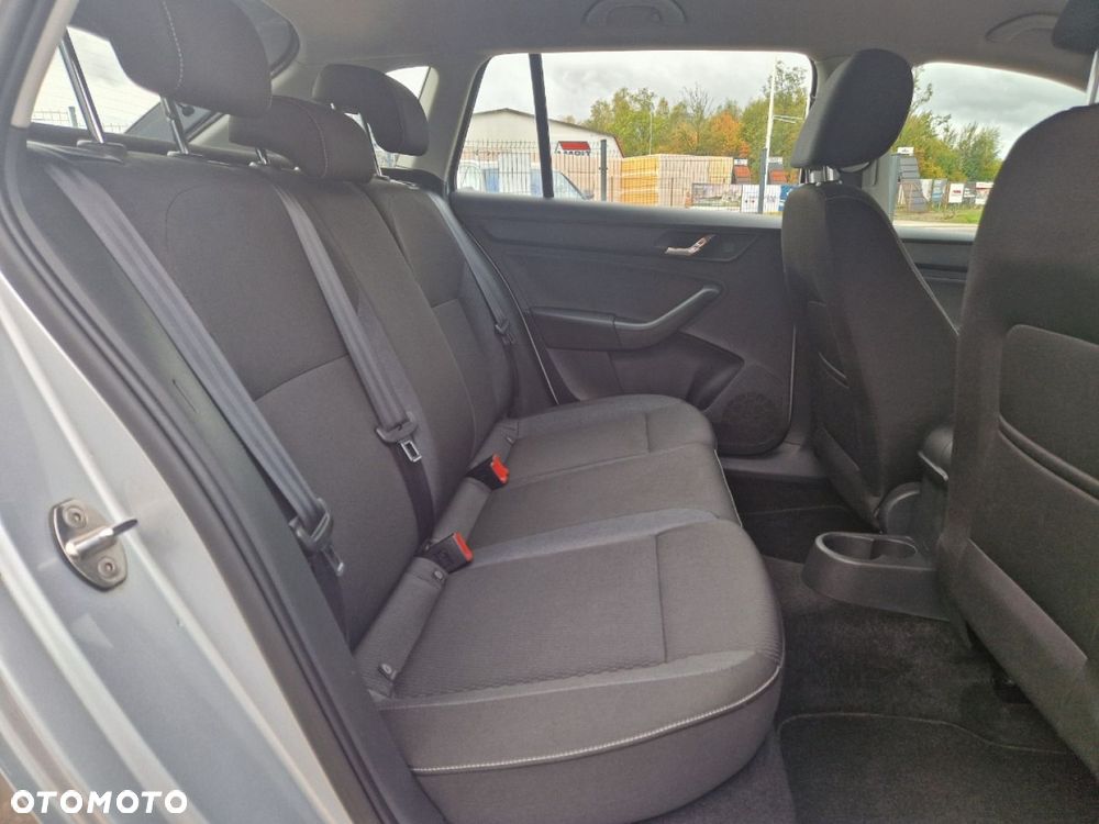 Skoda RAPID 1.6 TDI DSG Ambition - 17