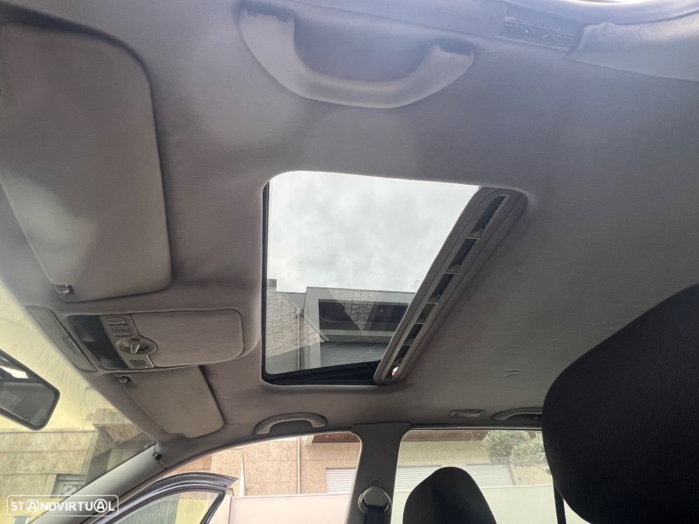 VW Golf 1.9 TDi 25 Anos - 13