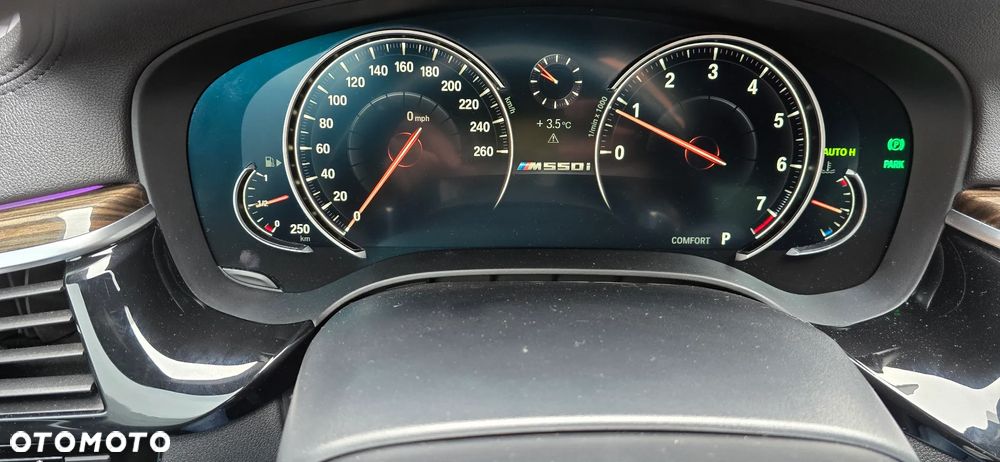 BMW Seria 5 M550i xDrive - 11