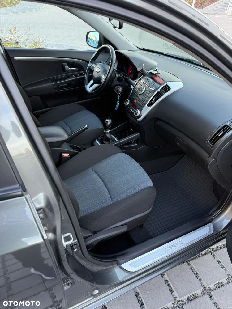 Kia Ceed - 10