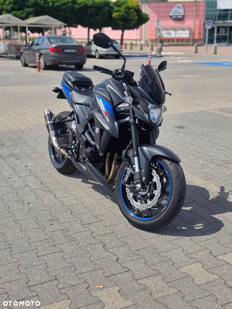 Suzuki GSX - 2