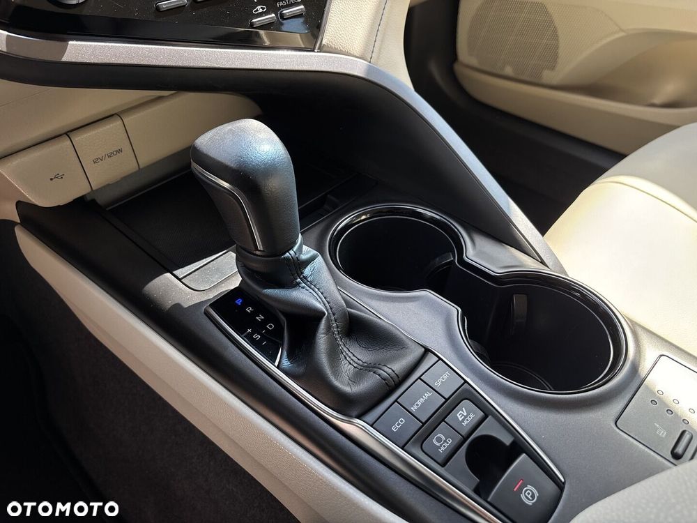 Toyota Camry 2.5 Hybrid Comfort CVT - 31