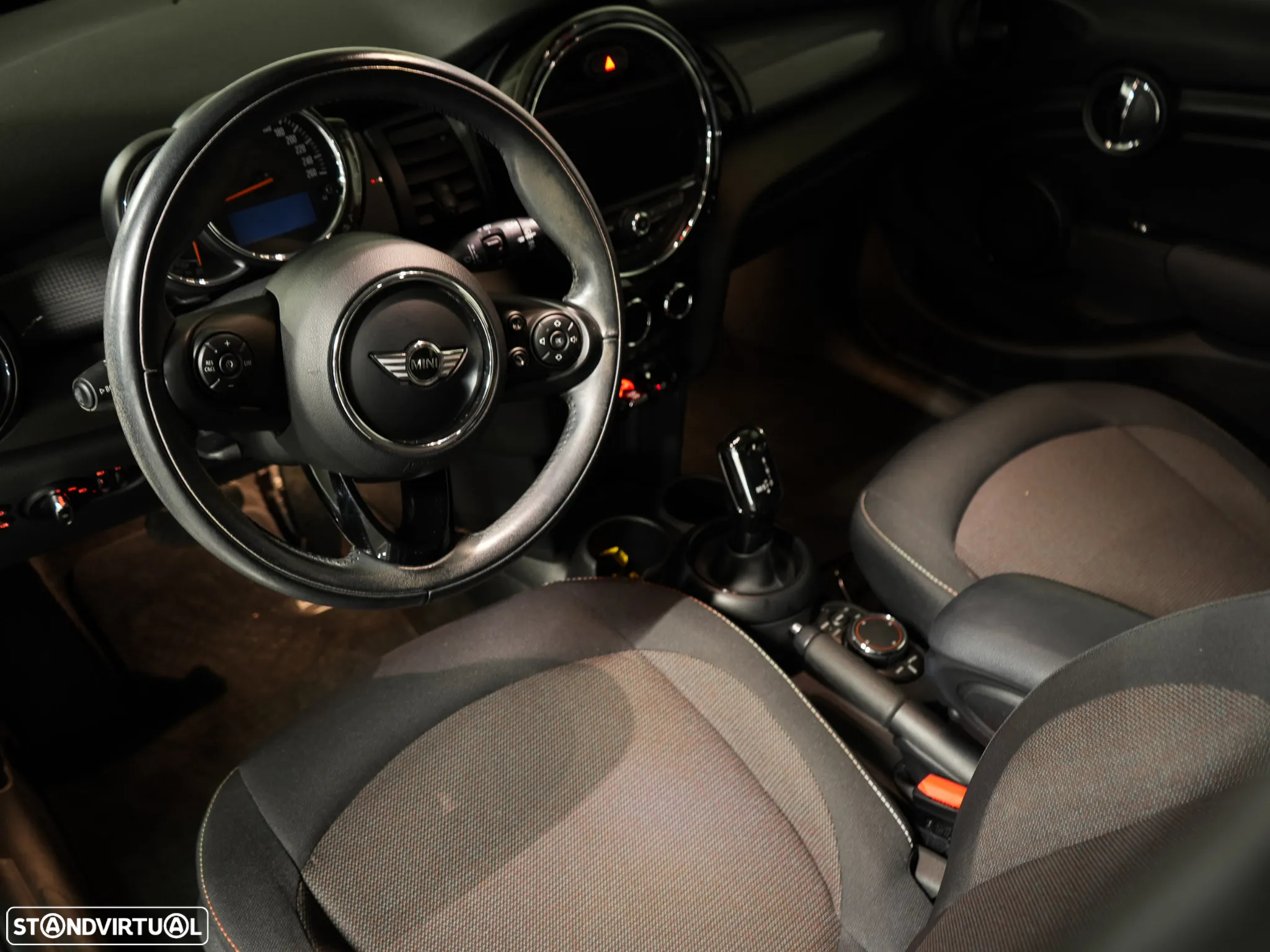 MINI 5 Portas Cooper D Auto - 14