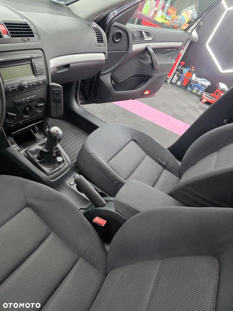 Skoda Octavia 1.6 Ambiente - 13