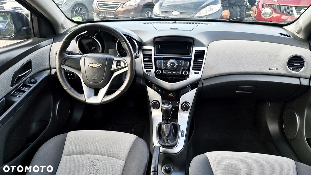 Chevrolet Cruze 1.6 LS - 33