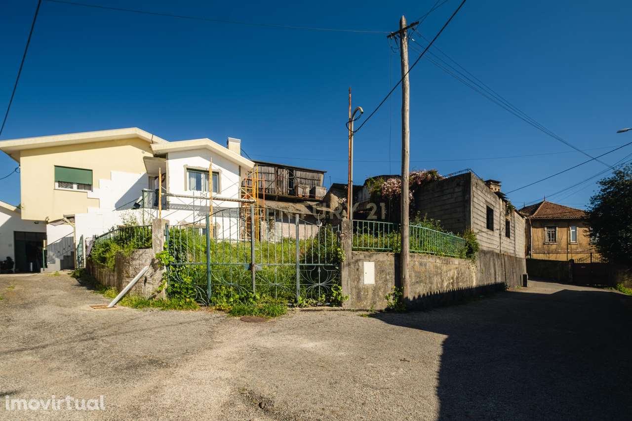 Moradia Pré-1951 em Oliveira de Azeméis: O Seu Próximo Investimento ou - Grande imagem: 4/12