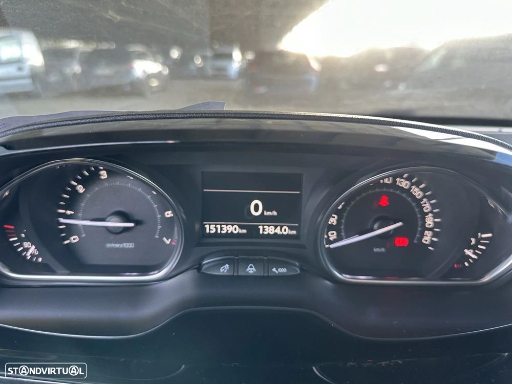 Peugeot 2008 1.2 PureTech Allure - 6