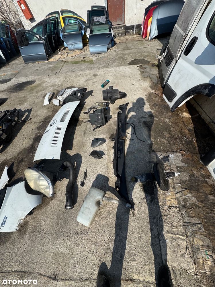 Fiat ducato 3 wysoki maxi biały 2. itd  Drzwi tył prawe lewe tylnie -500zl sztuka  drzwi przednie prawe lewe -500 zł kompletne sztuka  Lusterko prawe lewe 200 zł sztuka  Błotnik przedni prawy lewy -250 sztuka  Podszybie 150zl  Zbiorniczek spryskiwaczy 150 sztuka  Obudowa filtra powietrza filtr -200zl  Zbiorniczek płynu chłodzącego  -100 Maska  -250  Pas przedni z choodnicami -900zl  Serwo -100 Zderzak przód przedni  450 zł  Nadkole 100zł  Belka przod przednia -250 - 10