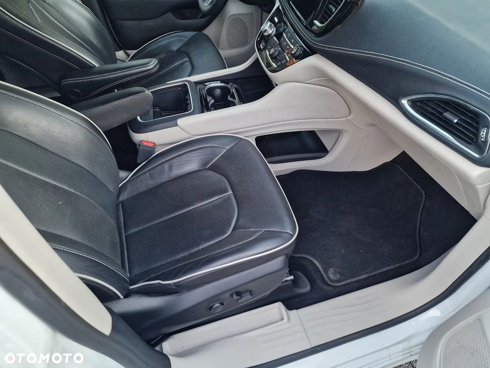 Chrysler Pacifica - 23