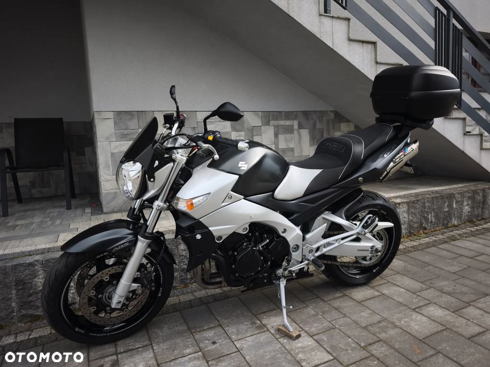 Suzuki GSR - 4