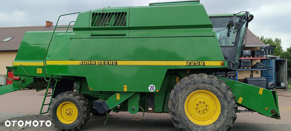 John Deere 2256