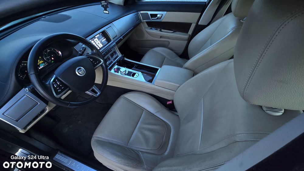 Jaguar XF 2.2 D Luxury - 11