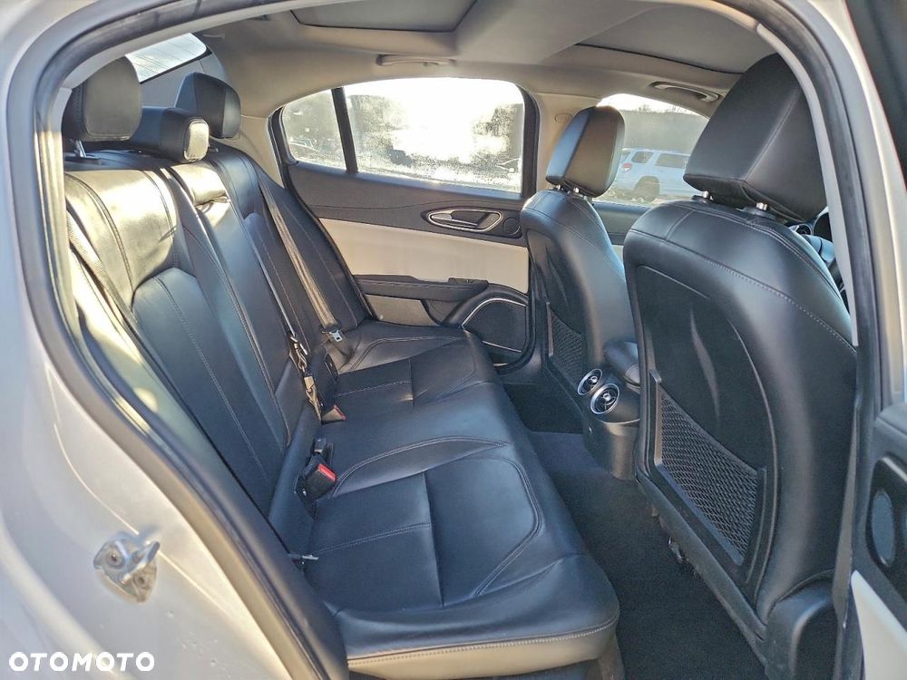 Alfa Romeo Giulia 2.0 Turbo 16V AT8-Q4 Ti - 9