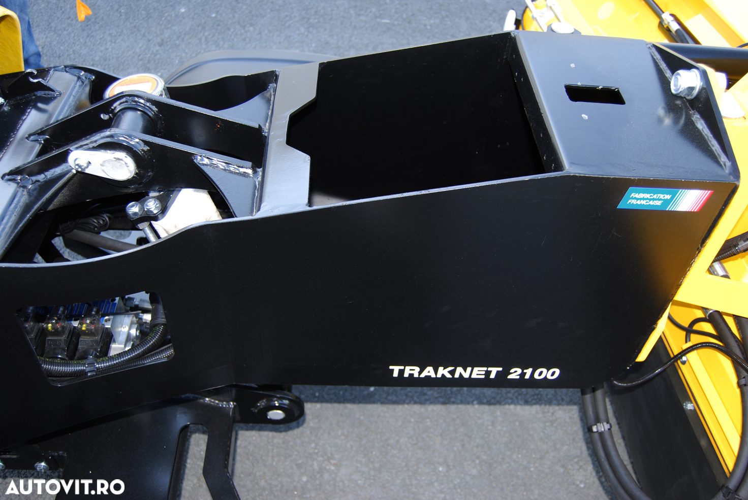 Perie tractata cu motor termic propriu model Traknet - 7