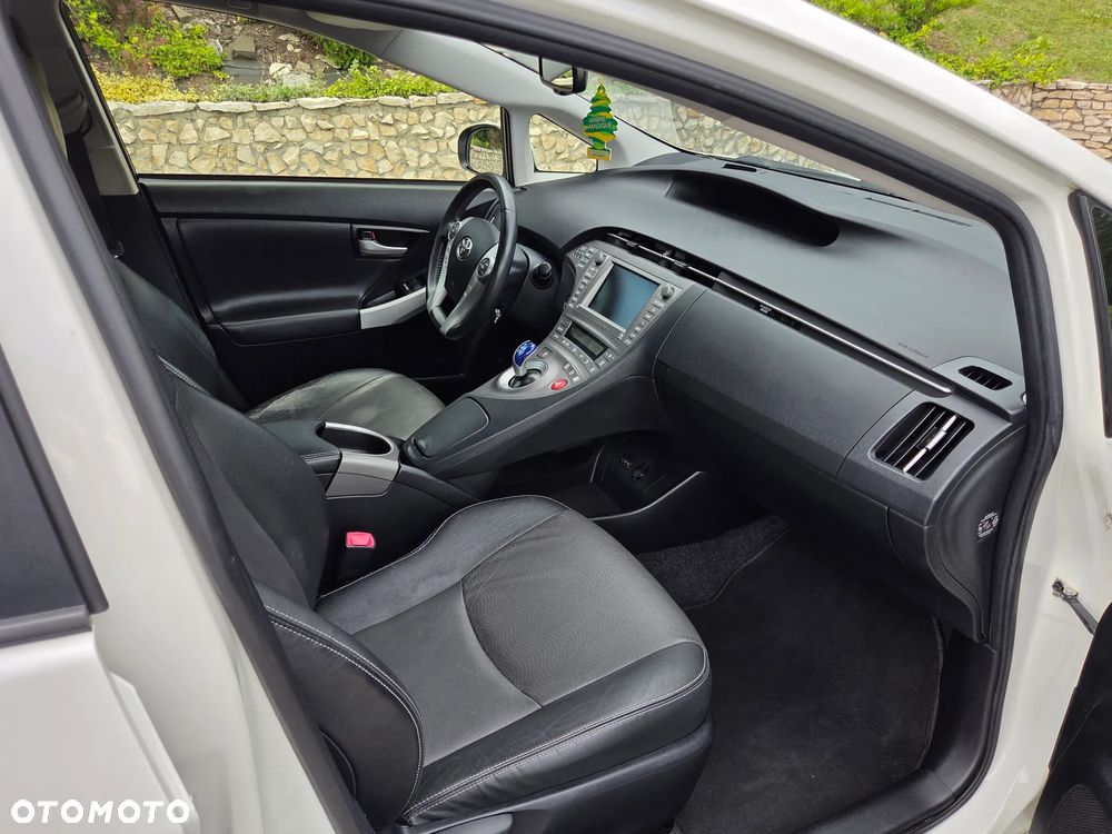 Toyota Prius (Hybrid) Executive - 16