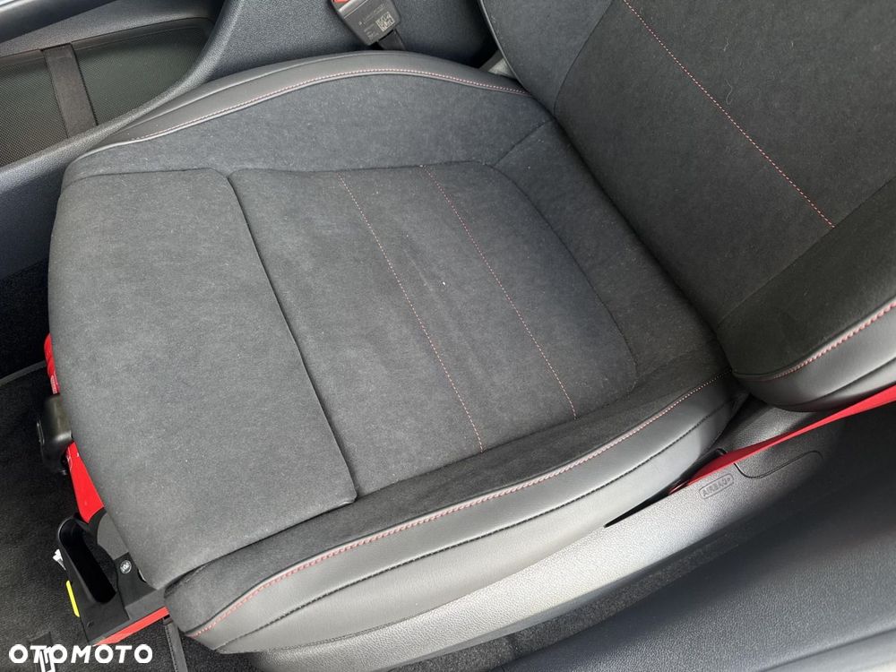 Mercedes-Benz CLA - 12