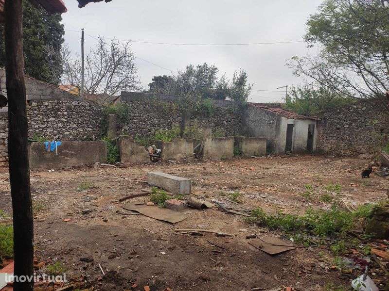 Moradia 5 quartos para reabilitação, murada, com terreno de 1.300,00m2 - Grande imagem: 2/10