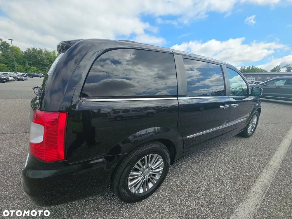 Chrysler Town & Country - 6