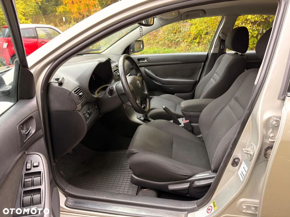 Toyota Avensis - 24