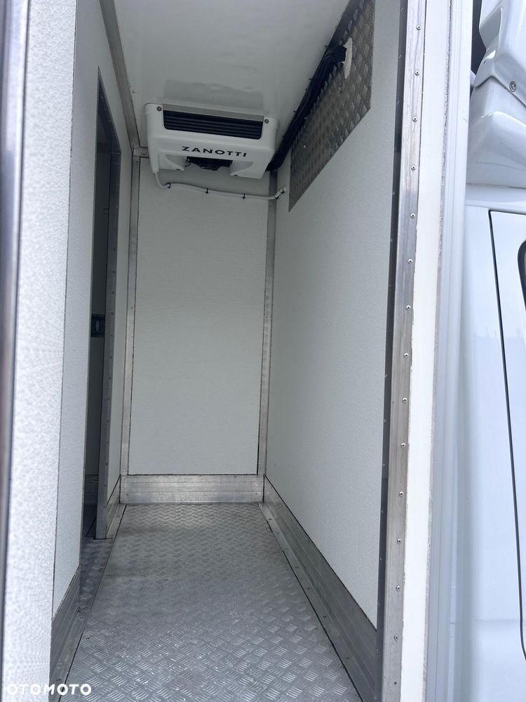 Mercedes-Benz Sprinter - 9