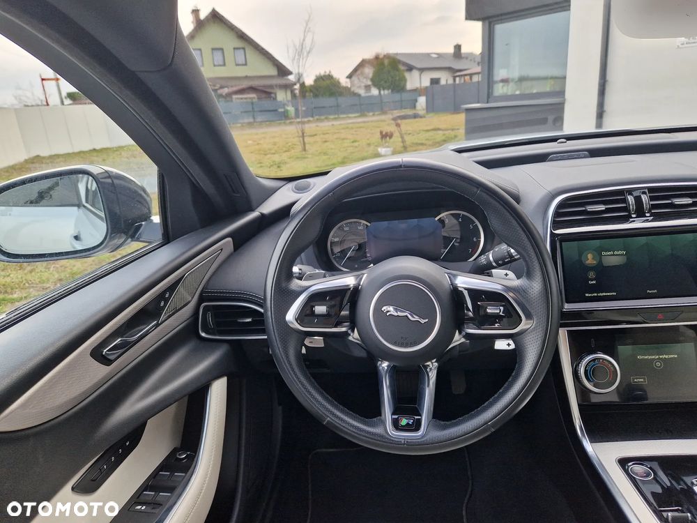 Jaguar XE 2.0 P300 AWD R-Dynamic SE - 22