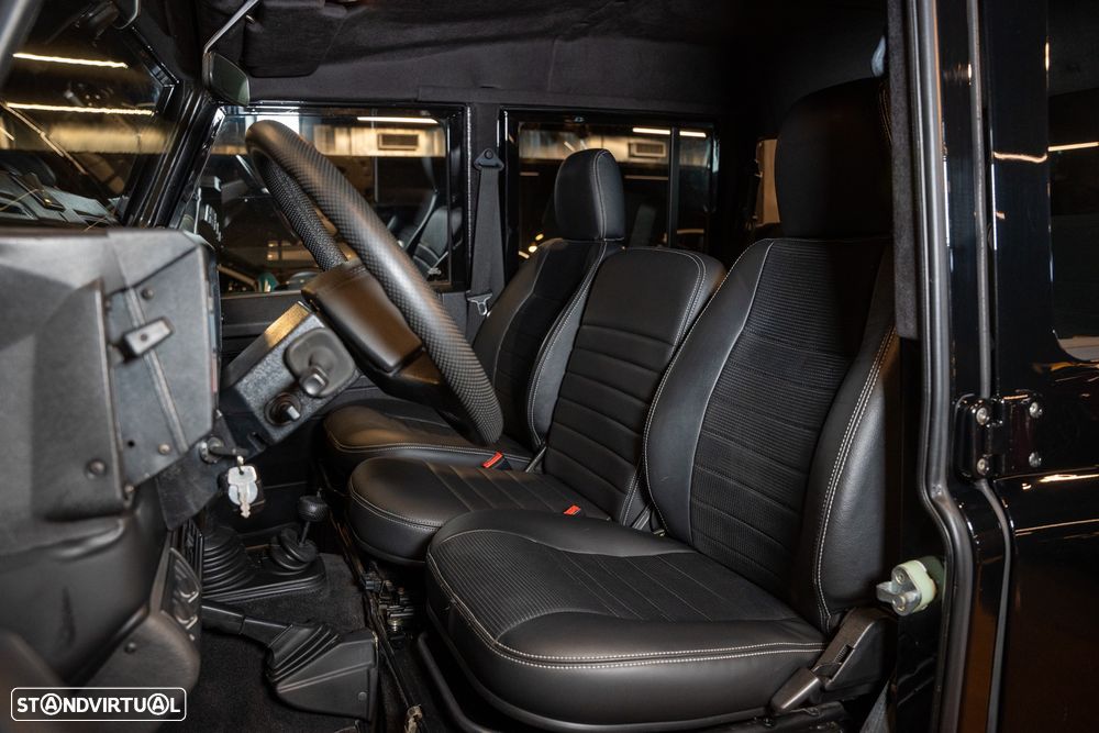 Land Rover Defender - 12
