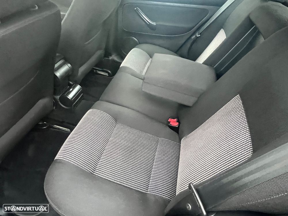 VW Golf 1.9 TDi 25 Anos - 18