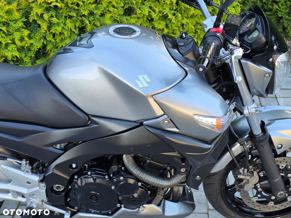 Suzuki GSR - 11