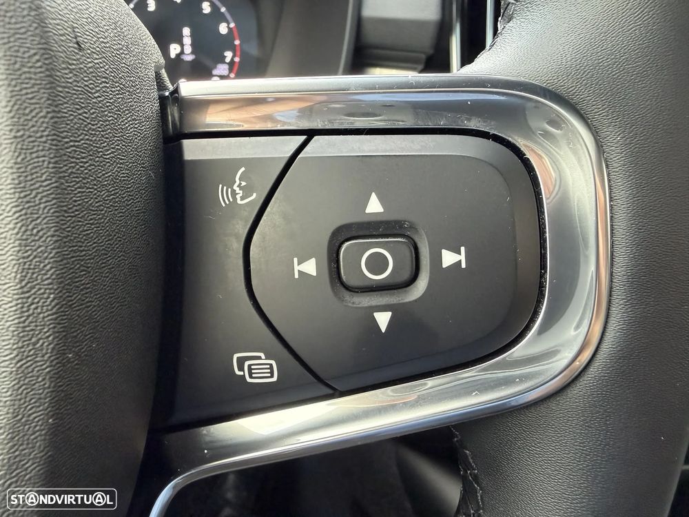 Volvo XC 40 2.0 B4 Momentum Plus - 24