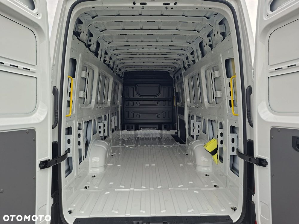 Volkswagen Crafter 35 Furgon z wysokim dachem silnik: 2,0 l EU6 177 KM / skrzynia biegów: manualna 6-biegowa rozstaw osi: 4490 mm - 11