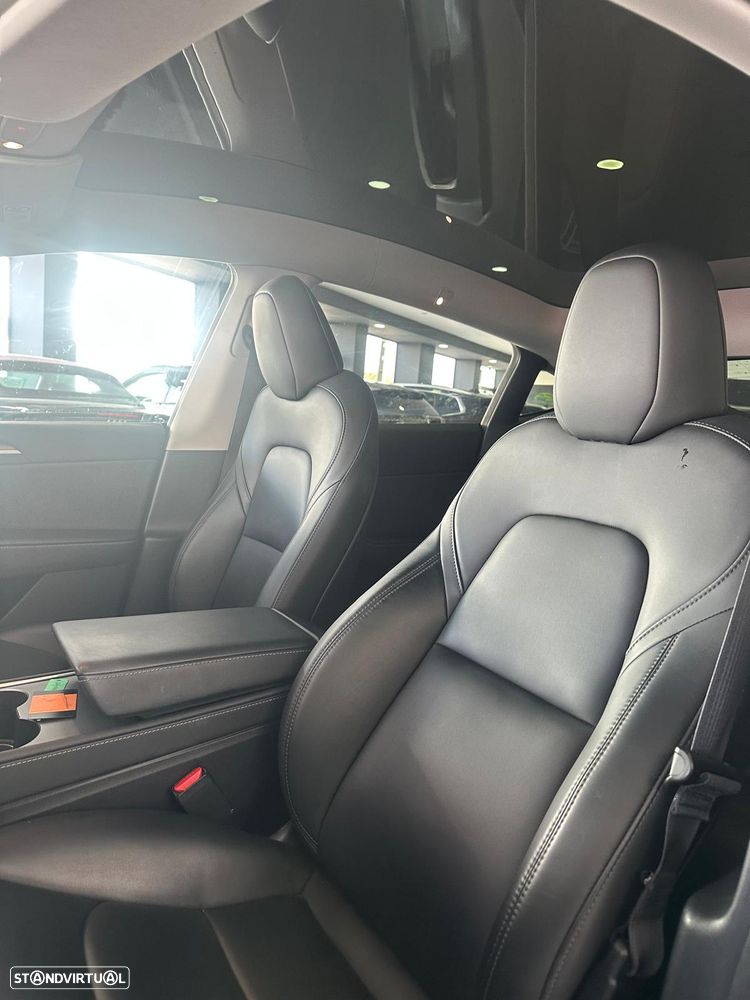 Tesla Model Y Standard RWD - 12