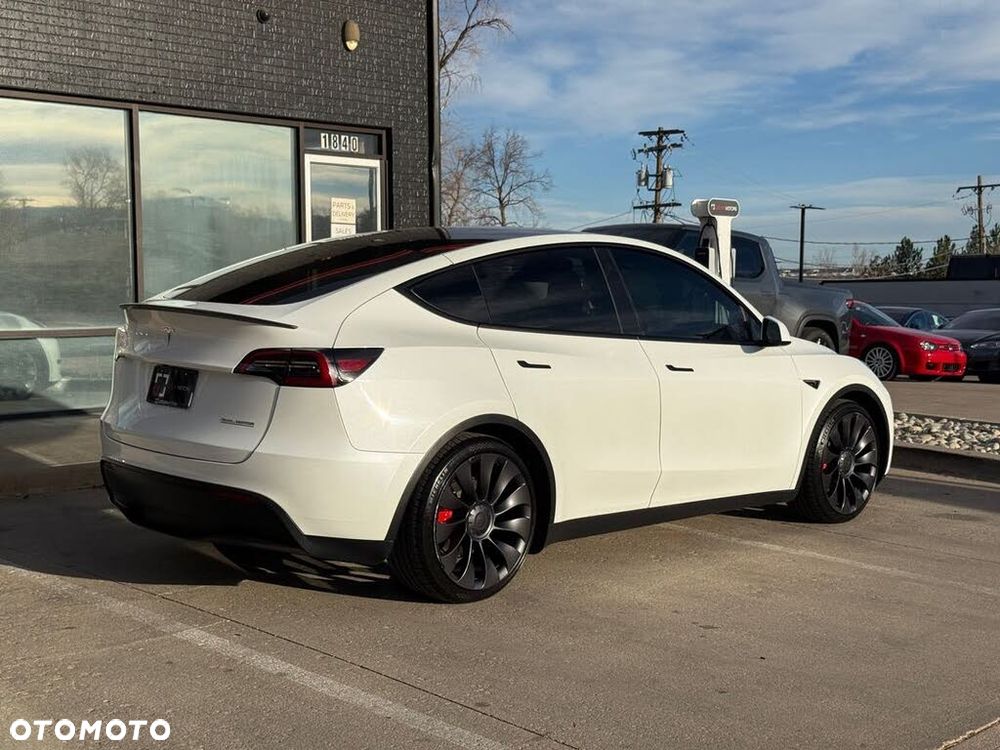 Tesla Model Y Performance Dual Motor AWD - 3