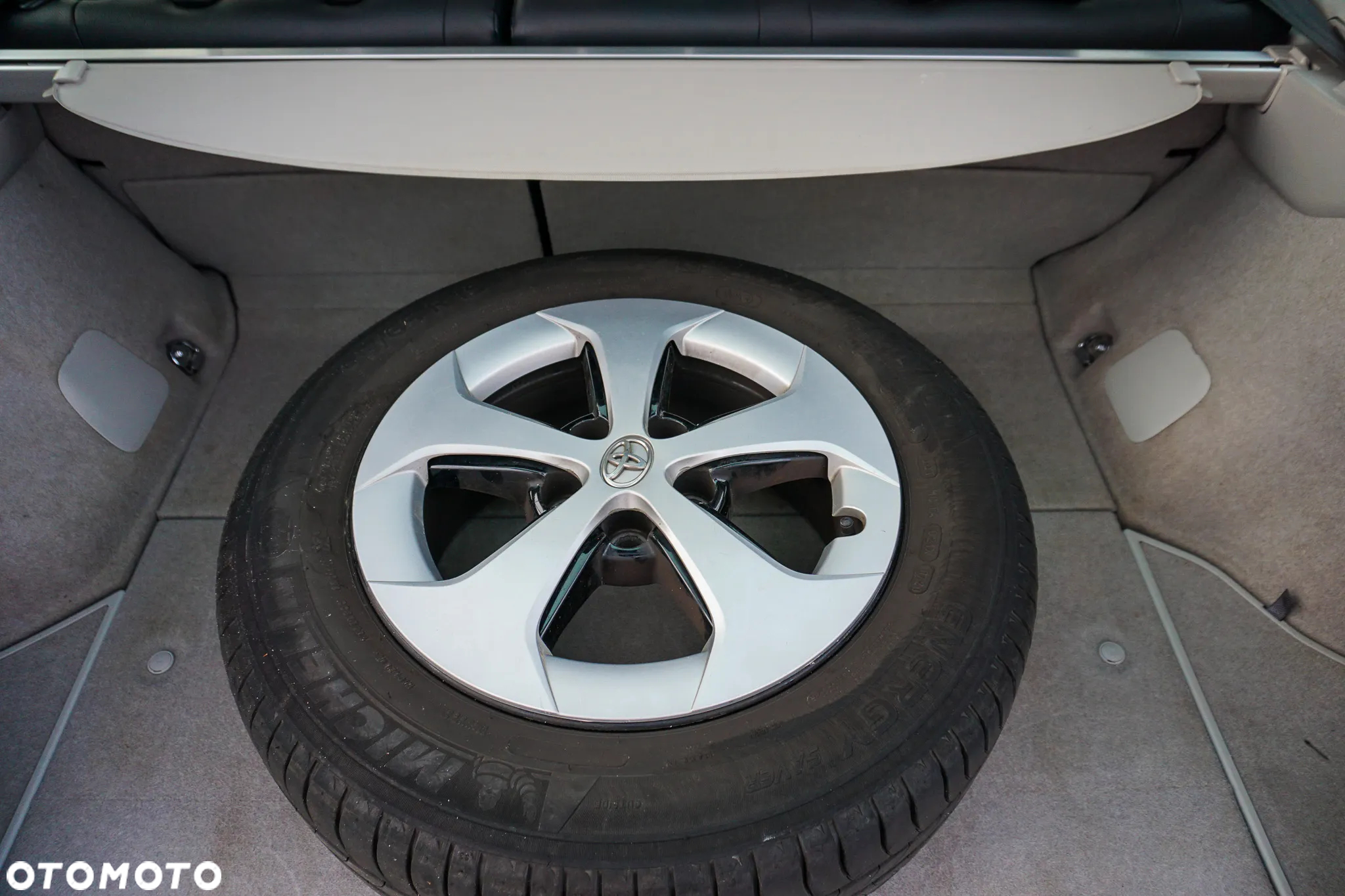 Toyota Prius Plug-in (Hybrid) Life - 11