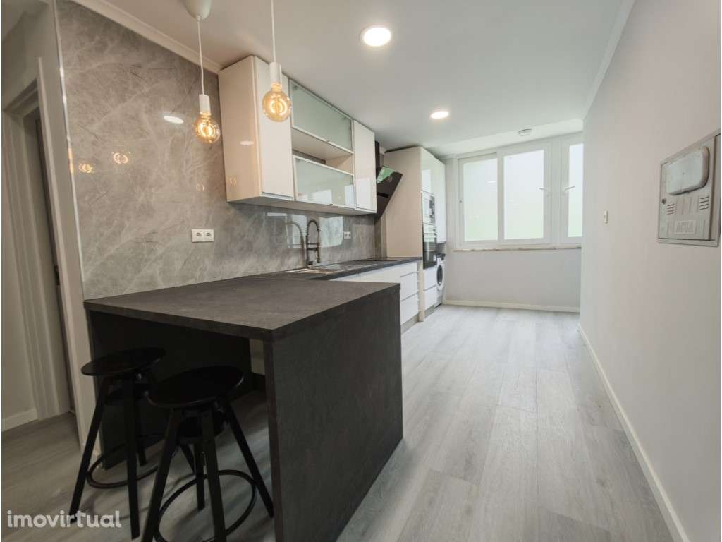 Oportunidade em Benfica! Apartamento T2 Remodelado pronto a habitar... - Grande imagem: 3/13
