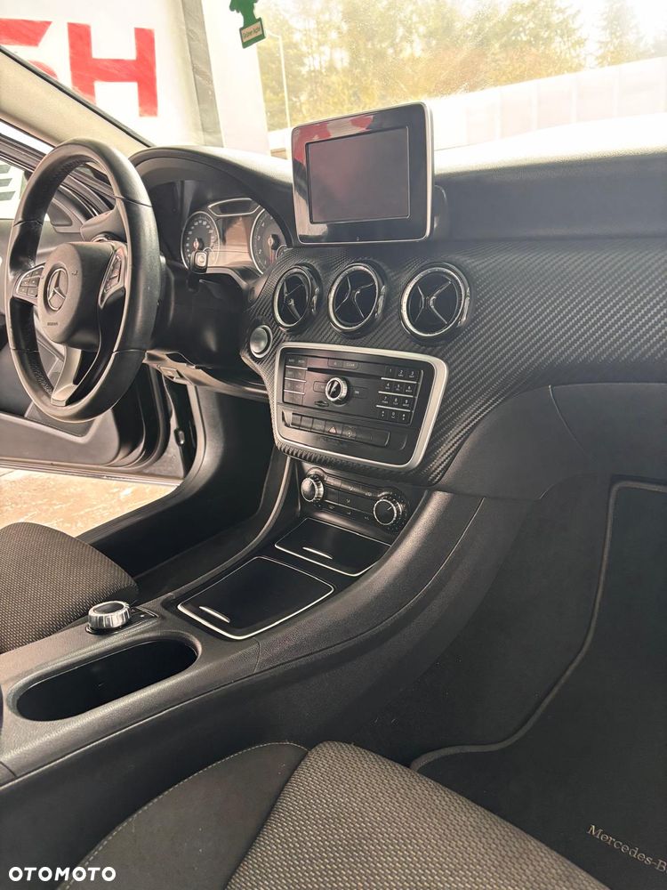 Mercedes-Benz GLA 180 7G-DCT - 5