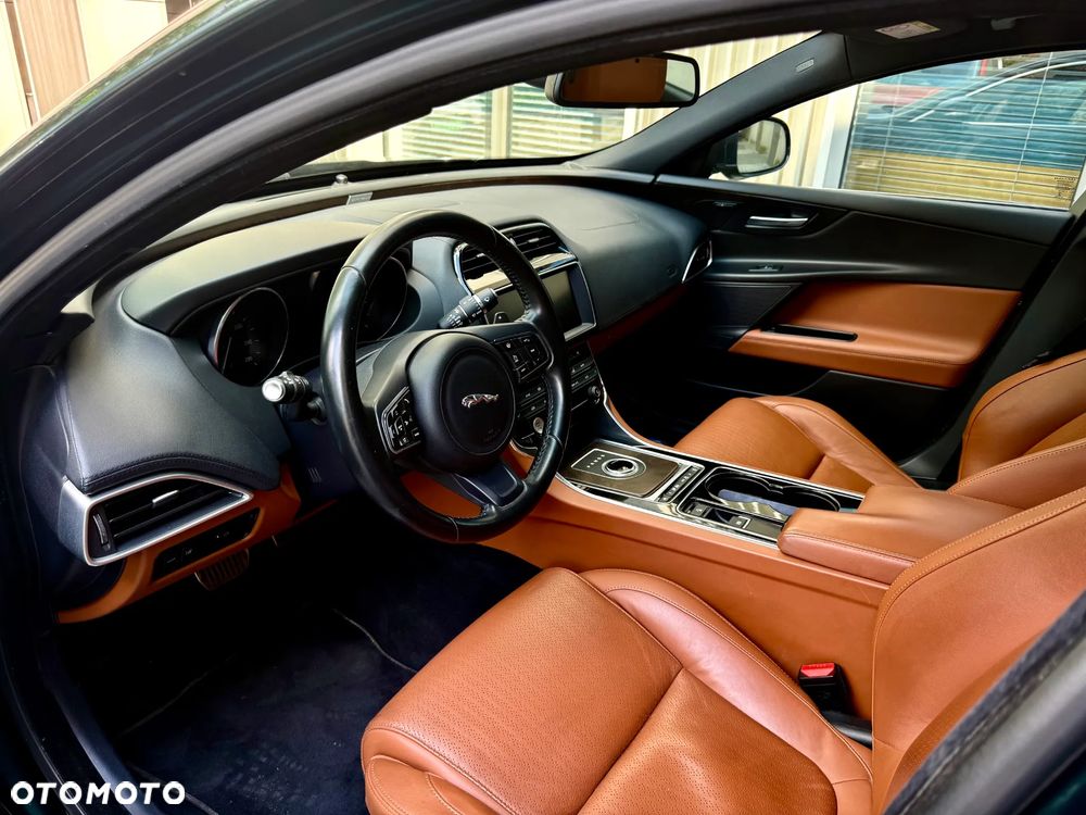 Jaguar XE - 7