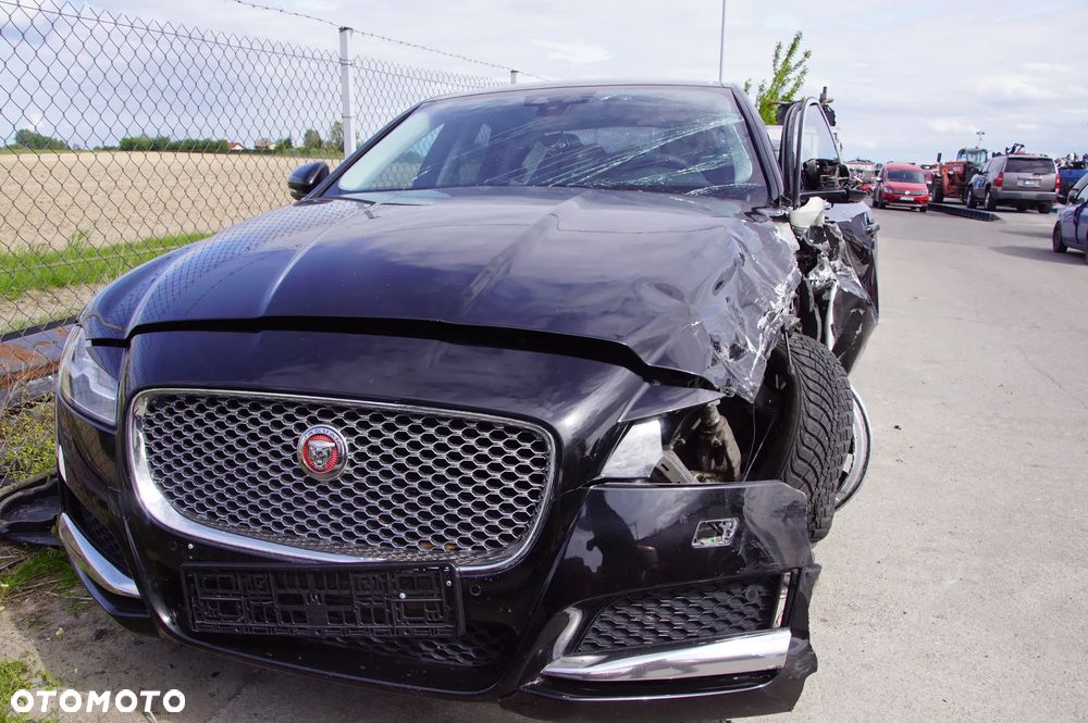 Auto na części 692106889 Jaguar XF X260 2017 2.0 d aj200 204DTA 180 km skrzynia ZF 8HP45 Santorini Black drzwi prawe błotnik lampa grill silnik skrzynia biegów klapa fotele lampy dpf  szyba lusterko deska wybierak pokrętło selektor skup aut - 2