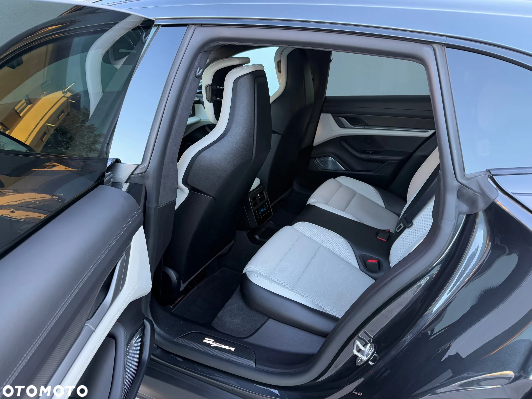 Porsche Taycan Turbo S Cross Turismo - 10